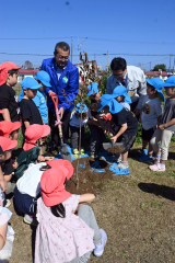 保育園でエゾヤマザクラを植樹　日高信金広尾支店 2