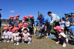 保育園でエゾヤマザクラを植樹　日高信金広尾支店 3