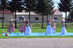 ステージでフラダンスを披露する「古賀まみ奈フラスタジオ帯広」