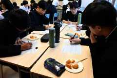 評価シートに記入しながら試食に臨む生徒