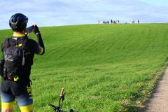 豊頃のグラベルコースの途中、絶景ポイントで写真を撮る参加者