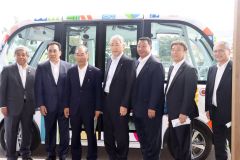 自動運転バスを見学した北海道町村会の役員ら。左から３人目は竹中町長、