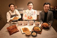 ＪＡ帯広かわにしの大豆ミートを使用したミートソースをＰＲする関係者