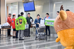 帯広空港に降り立った韓国からのツアー客