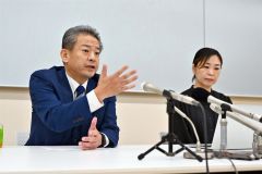 藤丸解体の決定や今後の方針について会見する村松社長（左）と山川ＣＯＯ（４日、午前１０時ごろ、帯広経済センタービルで。金野和彦撮影）