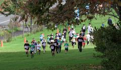 起伏に富んだコースを駆け抜ける参加者。２・１キロ小学４～６年生男子の部は松山雄世さん（中央、ゼッケン２５）と弟の開晴さん（ゼッケン２６）が優勝を分け合った