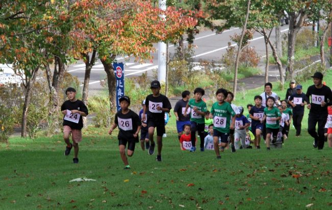 秋の本別公園１００人超駆け抜ける　ほんべつクロスカントリー