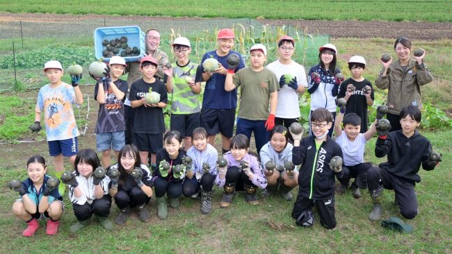 幕別忠類小で育てたカボチャを収穫　円山動物園のゾウにプレゼント