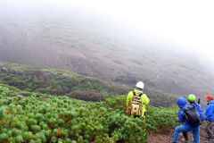 阿寒富士（奥）と雌阿寒岳（手前）の境目では、地表に露出した溶岩流（左から右下へ流れた）が見られた