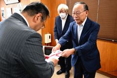 吉川所長（左）に目録を手渡す笹井会長