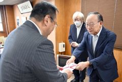 吉川所長（左）に目録を手渡す笹井会長