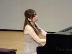 ピアノソロで「４つの即興曲Ｏｐ．９０」を奏でる浜上さん