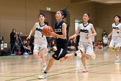 【女子決勝・芽室ホルックス―帯広若葉少年団】ゴールを狙う芽室の澁谷心咲（黒色のユニホーム）