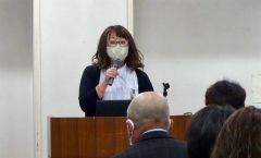 認知症の基本的な知識について説明する帯広市社会福祉協議会認知症地域支援推進員の米森洋子さん