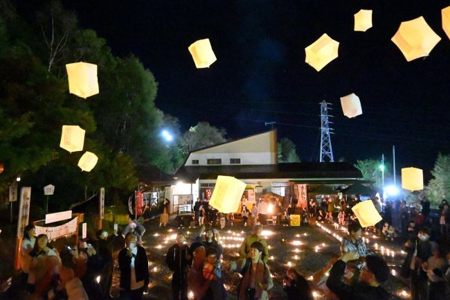 秋の夜空にランタンふわり　浦幌神社で明大生考案イベント