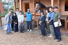 馬と過ごすひとときを実体験する参加者ら