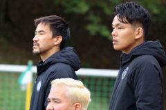 ドイツで指導力を磨く高橋怜央さん。奥は元日本代表の岡崎慎司氏（本人提供）