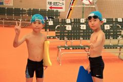 【ビート板キック２５メートル】完泳した小学１年生の森山千楓（右）と後上日陽汰（左）がポ－ズを取る