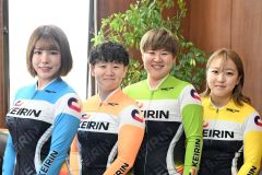 来訪した４選手。左から日野未来選手、蛯原杏奈選手、畠山ひすい選手、飯田風音選手