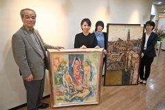 ディステリア京屋６０周年　伊藤会長、半世紀ぶり同窓生と絵画展