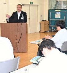 池田町のワイン事業について授業を行う安井町長