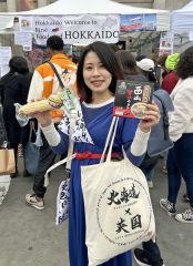 書をデザインしたバッグを持ち、北海道をＰＲする萃美さん（萃美さん提供）