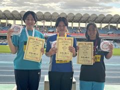 女子円盤投げ上位入賞者。（左から）準優勝の西山藍那（筑波大大学院―帯農高出）、優勝の齋藤真希（東海大大学院）、３位の友利晟弓（九州共立大）＝西山選手提供