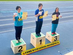 女子円盤投げ表彰台。（左から）準優勝の西山藍那（筑波大大学院―帯農高出）、優勝の齋藤真希（東海大大学院）、３位の友利晟弓（九州共立大）＝西山選手提供