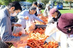 野菜詰め放題、３・５トンを完売　新得町屈足で「大雪まつり」