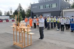 冬期の交通安全と雪氷対策作業の無事を祈願する鈴木所長