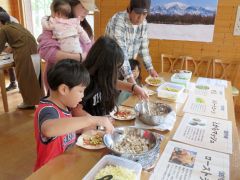 思い思いのトッピングを楽しむ子ども