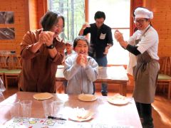 中札内でミニピザ作り体験　満寿屋商店の杉山社長を講師に