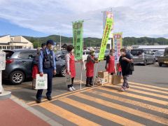 来店客に特殊詐欺被害防止を訴える足寄町消費者協会員