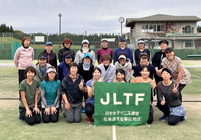 秋季親睦女子テニス大会、２５人参加