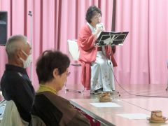 臨場感あふれる朗読でで会場を魅了した東館さん