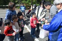 地域住民から餅を手渡される尾田こども園の園児