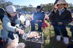 会場内で焼き肉を楽しむ来場者（１３日午前１０時４０分ごろ、須貝拓也撮影）