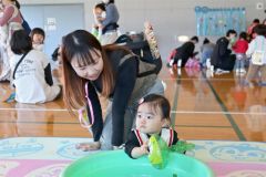 縁日コーナーを楽しむ親子ら