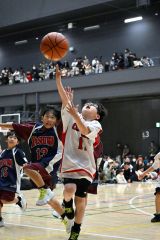 小学１、２年生対象のミニバスケ体験会では、子どもたちが元気いっぱいにプレーした