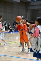 小学１、２年生対象のミニバスケ体験会では、子どもたちが元気いっぱいにプレーした