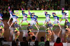 レバンガのチアダンスチームと一緒にダンスを披露する帯北高チアリーディング部のメンバー（青色のウエア、金野和彦撮影）