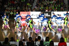 レバンガのチアダンスチームと一緒にダンスを披露する帯北高チアリーディング部のメンバー（青色のウエア、金野和彦撮影）