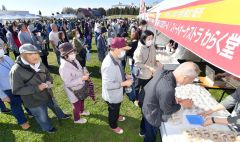 青空の下、食のイベント満喫　あんぱん祭り盛況～写真特集