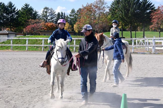 馬とのふれ合い楽しむ　鹿追ライディングパークで飼育体験