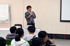 「はやぶさ２」について説明する三桝氏