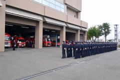 庁舎前に整列するとかち広域消防局職員ら