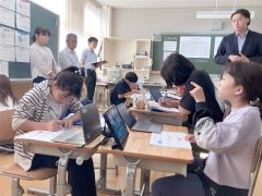 公開授業で相手に伝わりやすいスライド作りについて学習を進める児童たち