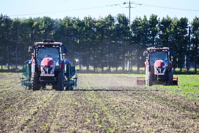 ロボトラ４台制御、別々の畑で同時作業　ＪＡ帯広かわにし実証事業