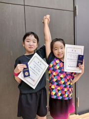 中・低学年女子で優勝の鈴木陽都葉（左）と３位の新津夕理