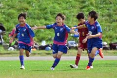 【決勝・音更ユニオンＳＣ―開西つつじが丘Ｊｒ．ＦＣ】チーム３点目のゴールを決めて喜ぶ音更の小原羚椰（中央）